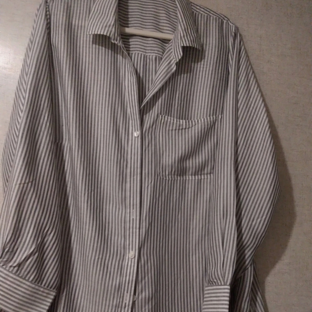 Velvet Heart Women's Gray Striped Button Down Shirt